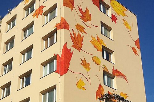 Malba padajícího listí zdobí fasádu panelového domu ve Frýdku-Místku