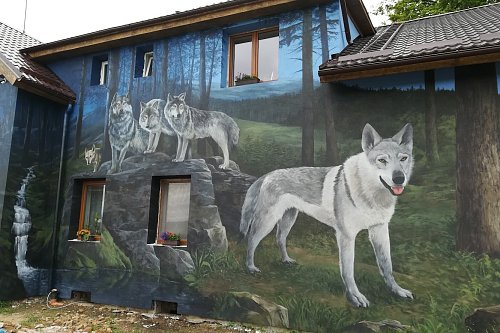 Velkoplošná malba na boční stěnu penzionu s motivem vlků 
