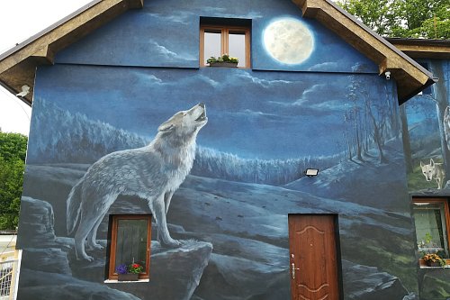 Malba vlka vyjícího na měsíc v úplňku