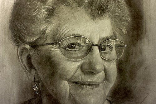 Portrét babičky - kresba uhlem