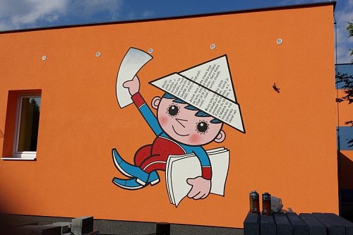 Večerníček na fasádě mateřské školky