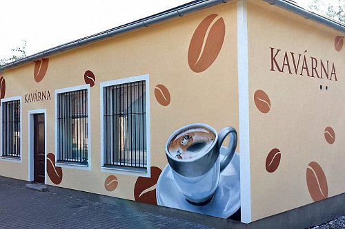 Oživení venkovních stěn kavárny
