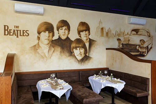 Portréty The Beatles zdobí sál v Kravařích