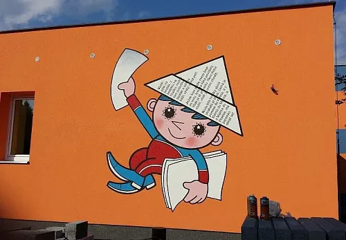 Večerníček na fasádě mateřské školky