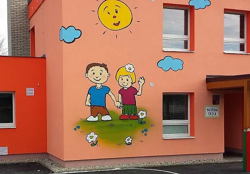 Dětský motiv na fasádě školky