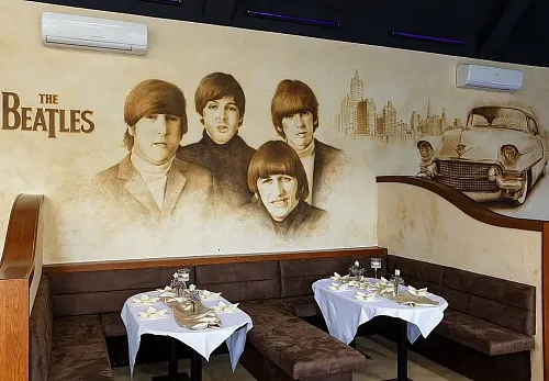 Portréty The Beatles zdobí sál v Kravařích