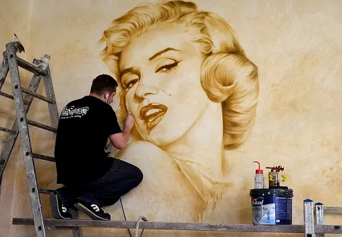 Malba portrétu Marilyn Monroe v tanečním sále