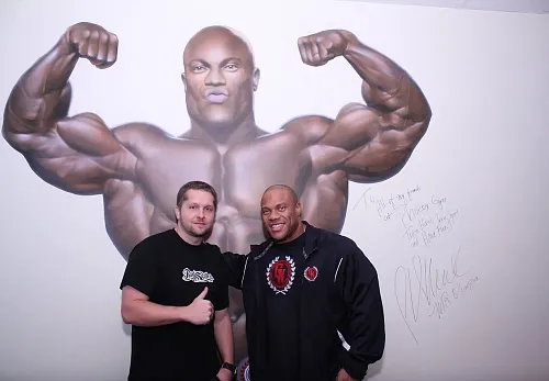 Portrét na stěně posilovny podepsal osobně sedminásobný Mr Olympia Phil Heath