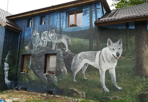 Velkoplošná malba na boční stěnu penzionu s motivem vlků 