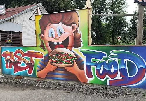 Veselá malba před kebab bistrem Petra v Kuníně