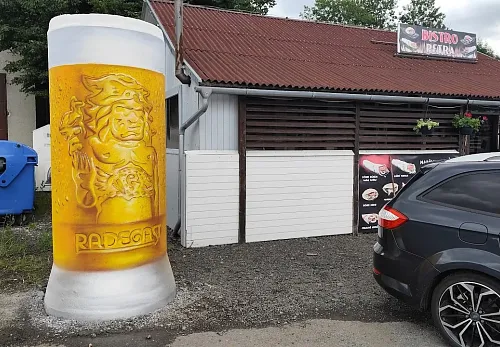 Sklenice piva Radegast - Malba na betonový sloup před Bistrem Petra v Kuníně
