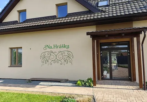 Malba loga na fasádu pro penzion Na Hrášku