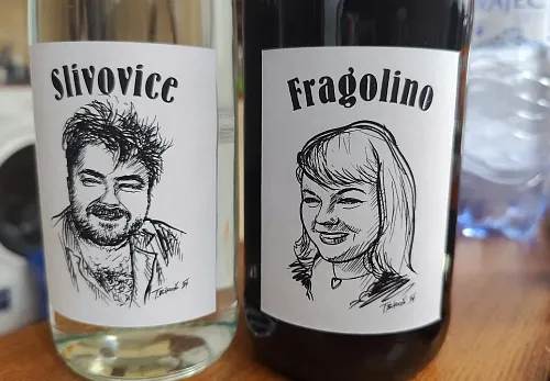 Digitální malba karikatur vytištěná jako dárková etiketa na lahev