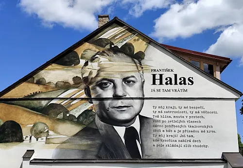 František Halas namalovaný na fasádě v jeho rodném Kunštátu