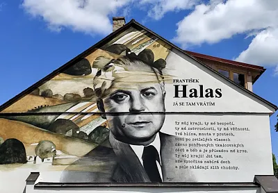 František Halas namalovaný na fasádě v jeho rodném Kunštátu